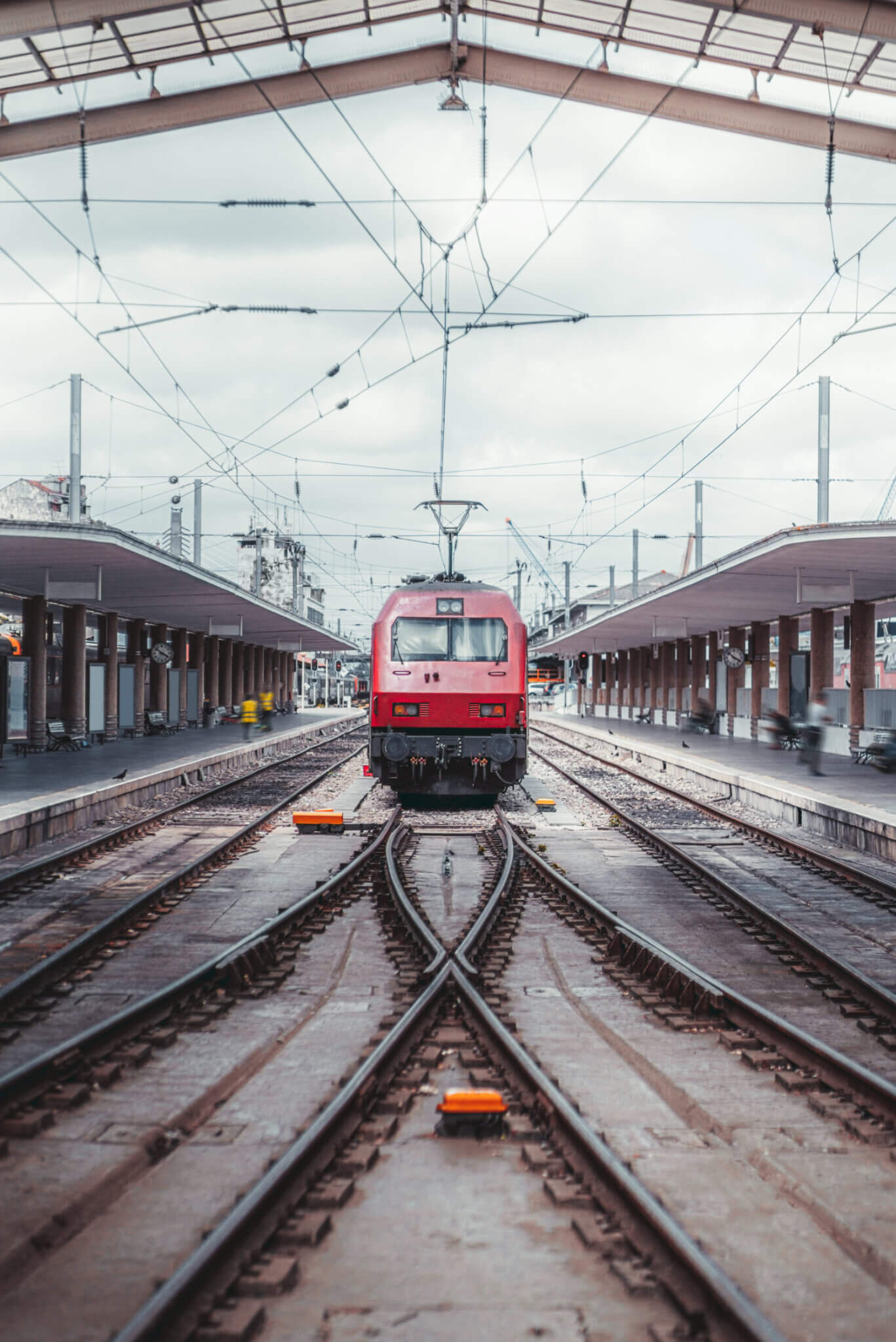 Vehículo ferroviario rojo en el andén