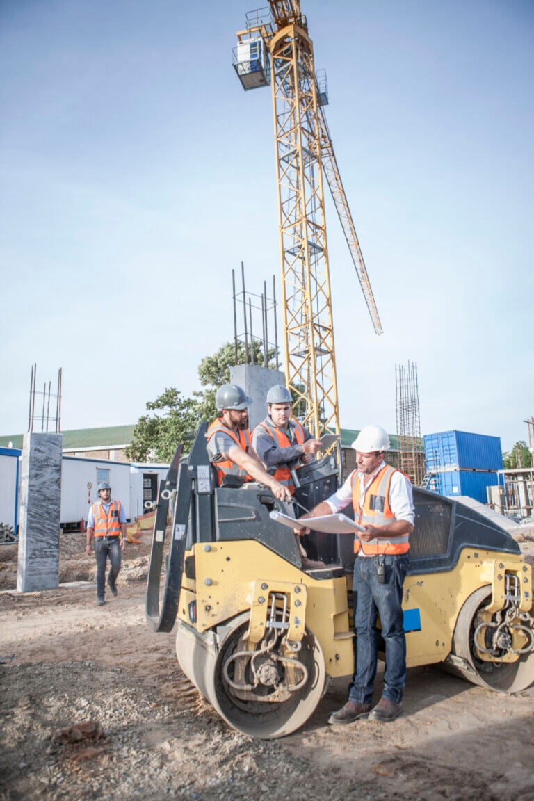 El jefe de obra habla con los conductores sobre el proyecto de construcción