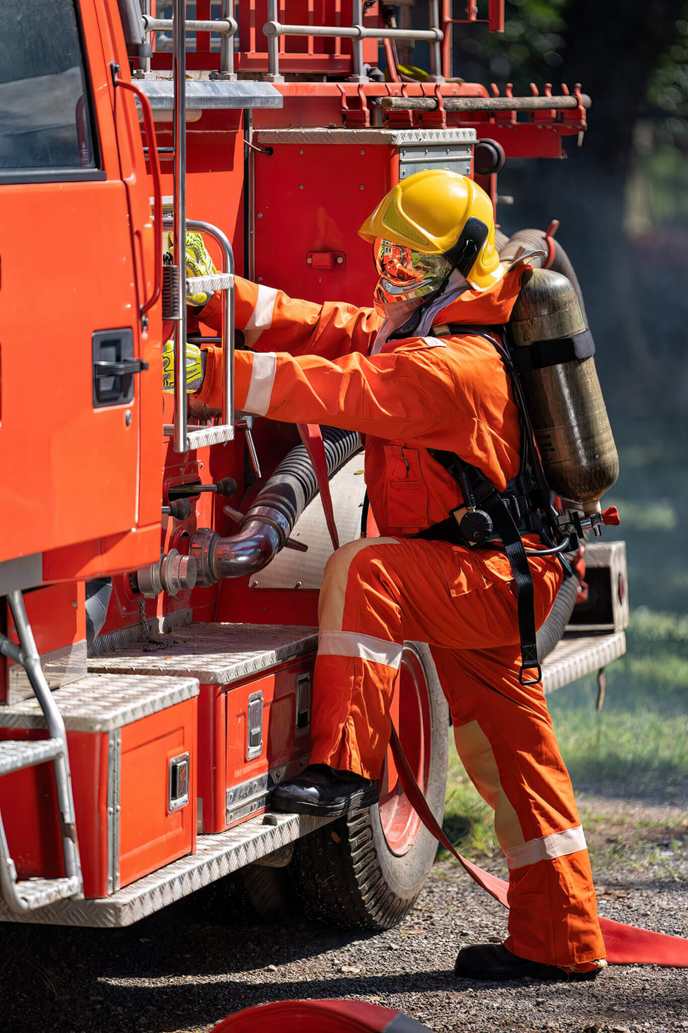 Bombero con traje de protección contra incendios y tanque de oxígeno Exerci