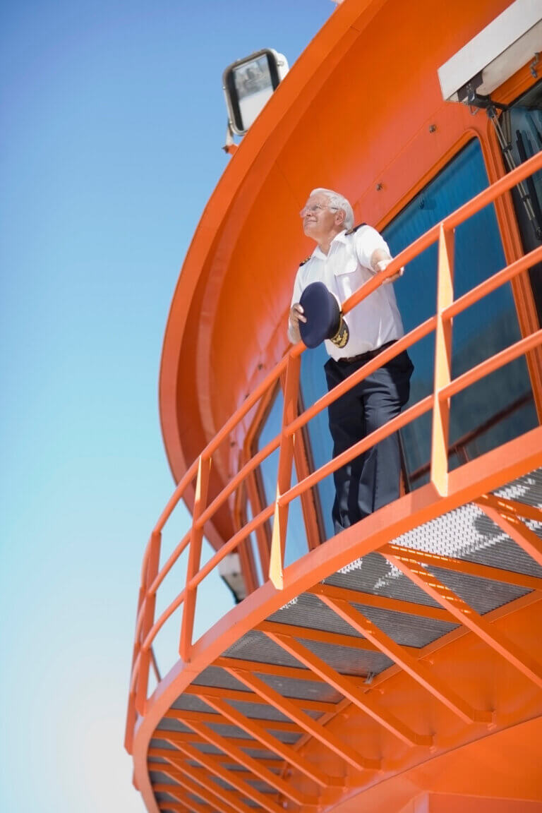 Capitán en un puente flotante